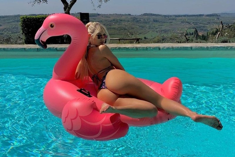 Η Asia Valente με μπικίνι στις διακοπές της σε πισίνα της Φλωρεντίας