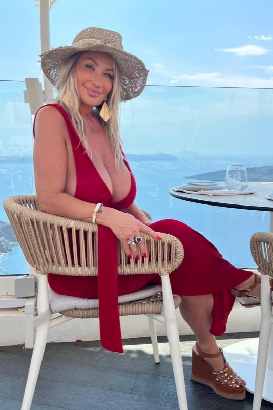 Η Ιταλίδα Mara Traversi sexy στις διακοπές της στην Σαντορίνη