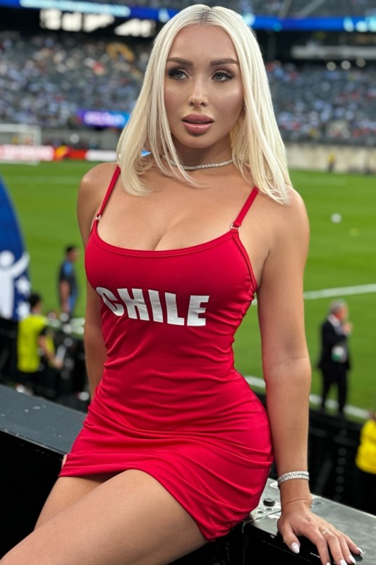 Η Daniella Chavez υποστηρίζει την Χιλή στο MetLife Stadium για το Copa America 2024